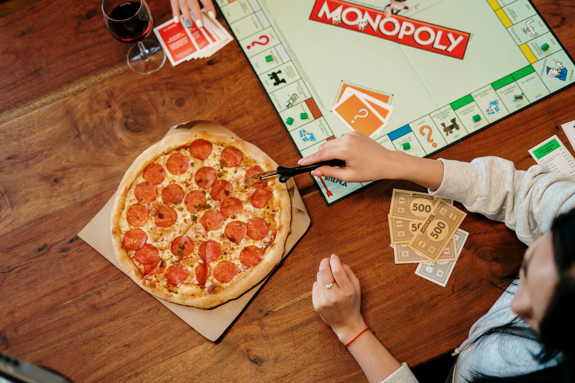 Mesa de juego en uso con piezas y tableros estratégicos