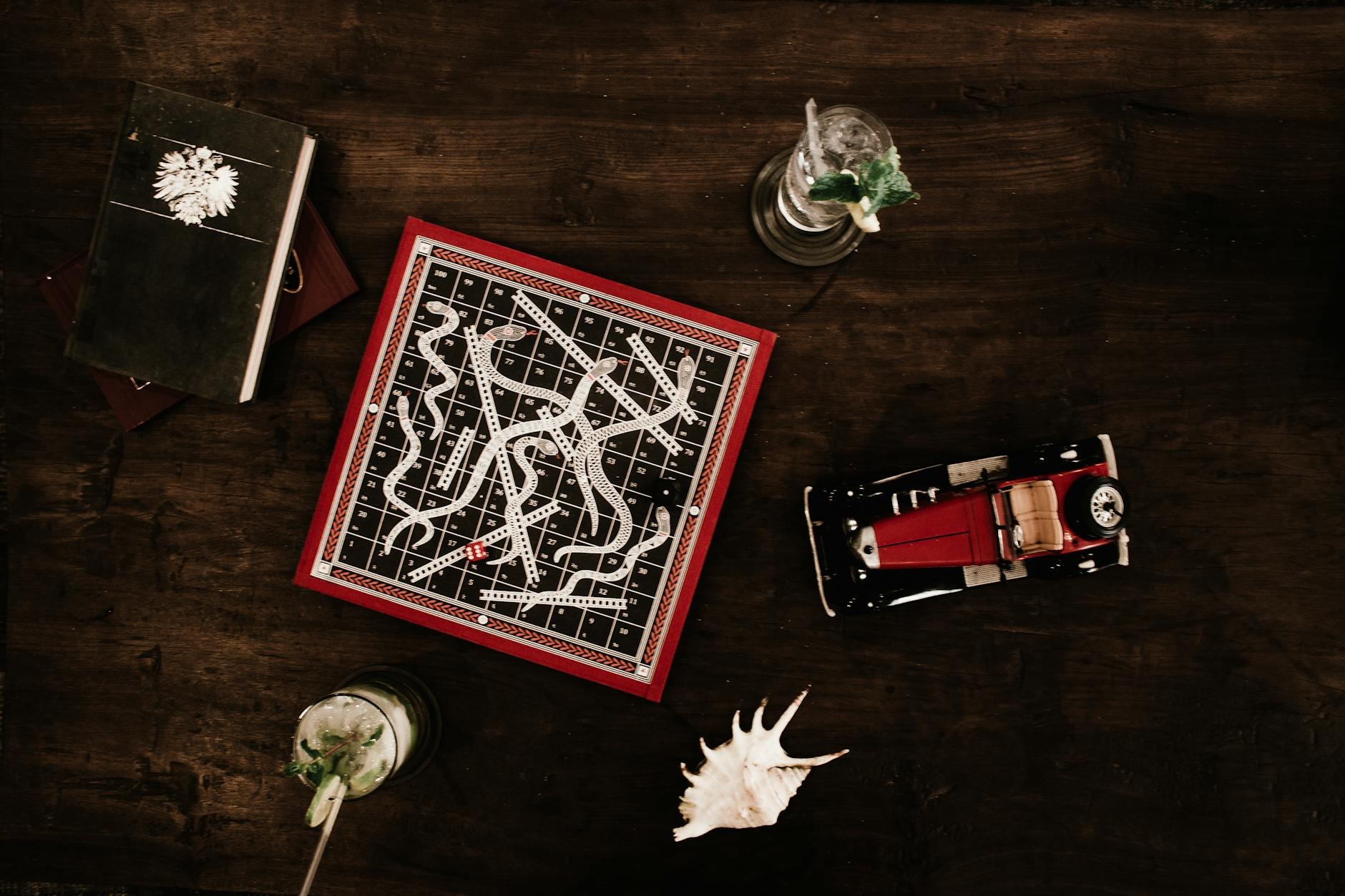 Componentes de juegos de mesa modernos y análisis editorial